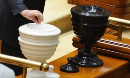 Vezi cine sunt primii deputați din opoziție care anunță că nu vor vota moțiunea de cenzură PSD-AUR