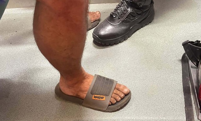 Un tânăr a rămas blocat la 20 de metri înalțime după o escaladă în papuci și pantaloni scurți