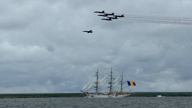 Bricul Mircea, flancat de avioane de luptă ale Marinei Americane