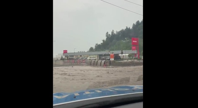 UPDATE. VIDEO 🎦 Străzi inundate, duminică, în Bușteni. Șuvoaie de apă inclusiv pe DN1// O femeie surprinsă de viitură // Imagini ireale surprinse pe străzile stațiunii
