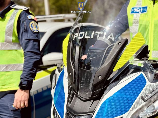 Accident rutier în municipiul Târgoviște. Șoferul și pasagera unuia dintre cele două vehicule implicate au ajuns la spital