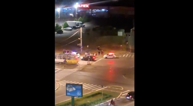 Accident pe trecerea de pietoni, în vestul Ploieștiului. O tânără a fost lovită de tramvai, în timp ce încerca să traverseze - VIDEO LINK