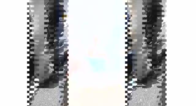 VIDEO 🎦 Un tânăr suspectat de trafic de droguri, cu o condamnare la activ, a fost săltat din trafic de procurori și încătușat pe șosea