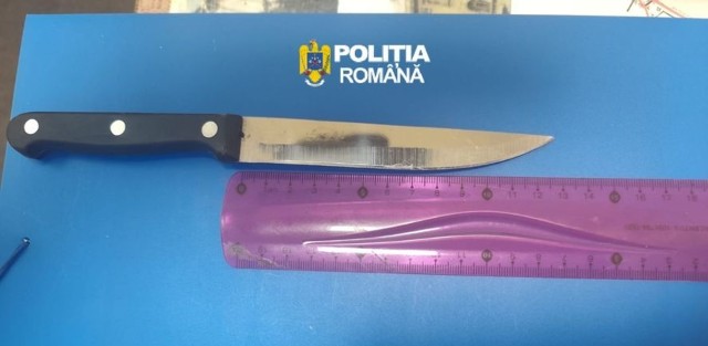 Bărbat din judeţul Buzău, prins cu un cuţit într-un tren de călători. A atras atenţia întrucât consuma alcool, fuma printre pasageri și nu avea bilet