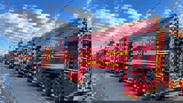 VIDEO 🎦 Locuința și anexele unei gospodării au fost distruse de foc, în satul Lunca Prahovei, miercuri dimineață