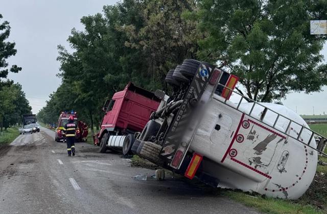 BĂICOI. O autocisternă s-a răsturnat pe DJ215 - str. Înfrățirii. Șoferul este rănit