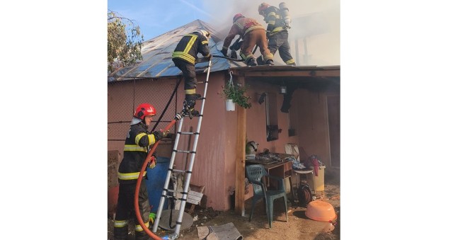 Incendiu violent izbucnit vineri, într-o gospodărie din Ariceștii-Rahtivani