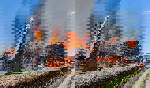 FOTO 📸 „Casa Lupuț”, monument istoric asociat figurii lui Horea, a fost distrusă aproape complet de un incendiu de proporții. Focul a afectat și școala din apropiere