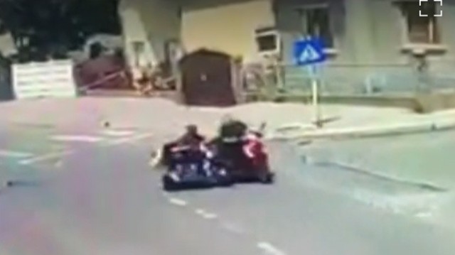 Doi pensionari pe tricicluri electrice s-au ciocnit și au ajuns la spital