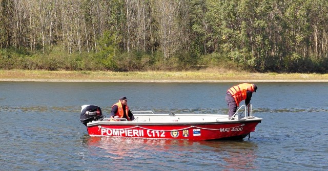UPDATE. FOTO 📸 Căutări în Lacul Bentu Mare după ce un bărbat s-ar fi răsturnat cu mașina în apă