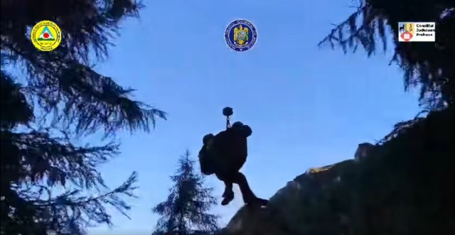 VIDEO 🎦 Doi turiști recuperați din Bucegi de salvamontiști. Ambele intervenții au avut loc pe Jepii Mici. A intervenit și un echipaj cu elicopter