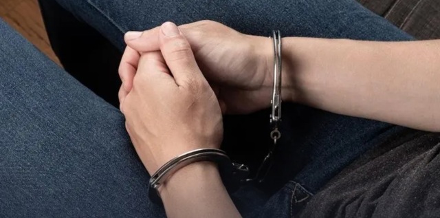 Șantajist la 18 ani. Un tânăr a fost reținut pentru 24 de ore