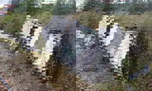 Bărbat rămas încarcerat într-o mașină lovită de tren