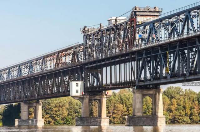 Traficul pe podul Giurgiu-Ruse a fost oprit. Șoferii sunt direcționați către alte rute
