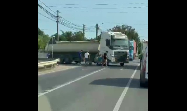 Pieton lovit de camion pe DN1A, joi, la Boldești-Scăeni