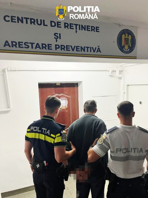 Bărbat reținut de polițiști după ce a urinat în public și a devenit agresiv în incinta unei unități sanitare