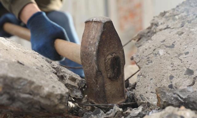 Un bărbat din Franța și-a demolat casa, exasperat că nu poate evacua familia de români care ocupase ilegal imobilul