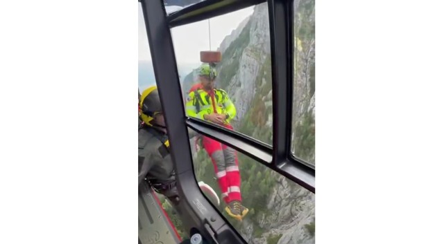 VIDEO 🎦 Trei tineri din Brașov, fără experiență și fără echipament adecvat, au rămas blocați pe o  vale de abrupt din Bucegi