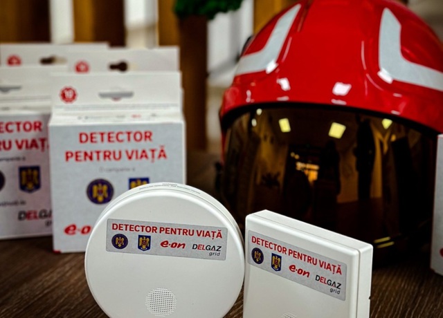 14 prahoveni și-au pierdut viața, anul trecut, în incendii de locuințe. Aproape 500 de detectoare de fum vor fi montate în 12 localități din județ, pentru prevenirea acestor tragedii