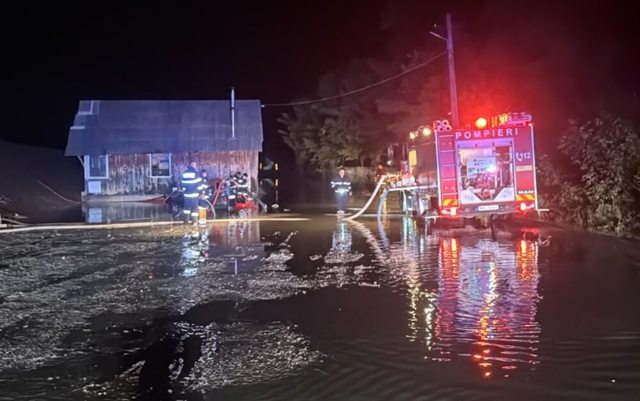 Alertă de inundații în Prahova. Pompierii au intervenit în patru localități, pentru evacuarea apei din gospodării și de pe carosabil