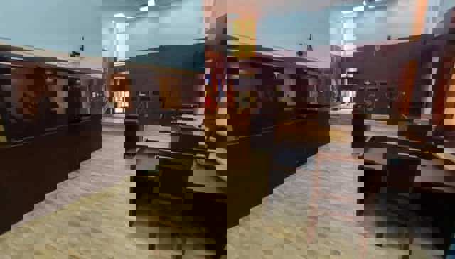 Fost fotbalist condamnat la închisoare după ce a pus la cale un furt din locuința socrilor săi. I-a scos la cină și a trimis un hoț să le ia din casă peste 100.000 de lire sterline