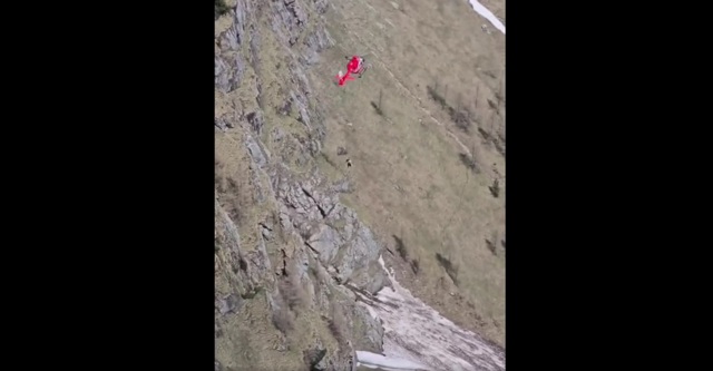 VIDEO 🎦 La un pas să-și piardă viața pe un traseu închis din Bucegi. Un turist bulgar a alunecat pe zăpadă și  a căzut zeci de metri într-o prăpastie