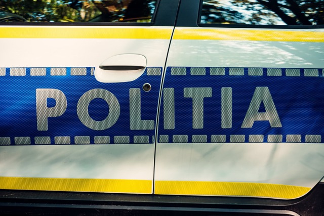 Tânăr reținut de polițiști după ce a atacat o vânzătoare. Femeia a ajuns la spital