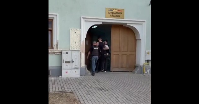 VIDEO  🎦 Șofer arestat în Făgăraș, după un tur prin magazine și benzinării, de unde a plecat fără să plătească. Bărbatul era beat când a comis faptele