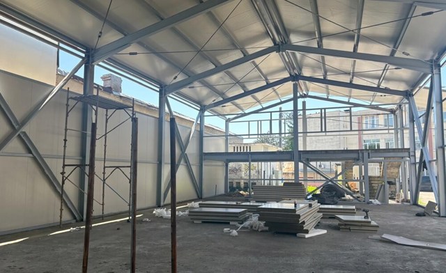 PLOIEȘTI. Au fost reluate lucrările la sala de sport de la Școala „Sf. Vineri”, începute acum mai bine de 10 ani
