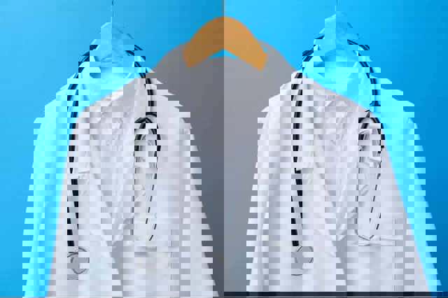 Un medic și o asistentă de la UPU Bacău, sub control judiciar după ce au eliberat concedii medicale false