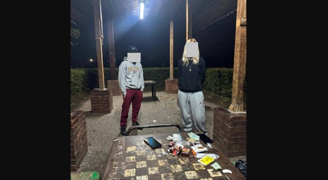 Adolescentă cercetată de polițiști, la Ploiești, după ce azi-noapte a fost prinsă cu substanțe interzise, în parcul de pe str. Libertății