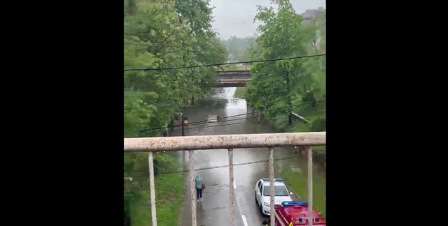 VIDEO 🎦 Două persoane blocate în mașină, la Plopeni, într-o zonă inundată de pe str. Victoriei