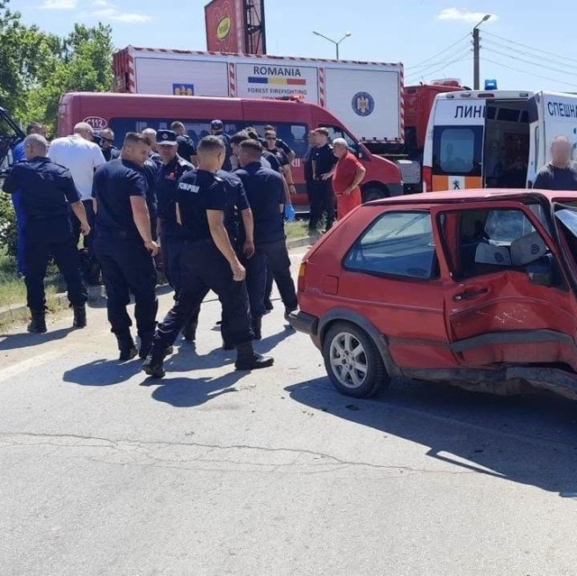 FOTO 📸 Pompierii români, aflați în drum spre misiunea din Grecia, au intervenit la un accident rutier