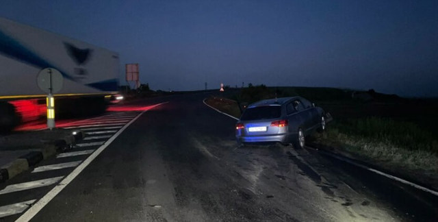 Minor de 17 ani, depistat la volan fără permis după un accident în Tecuci. Maşina ar fi fost furată înainte de accident