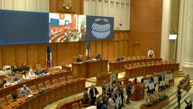 Protest USR în Camera Deputaţilor. Parlamentarii cer înfiinţarea Comisiei parlamentare de anchetă ”Mykonos-Nordis”