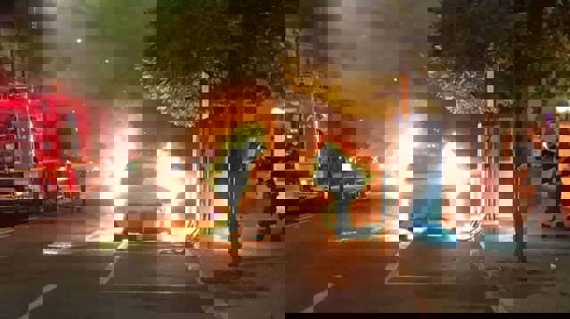 O mașină electrică a luat foc după ce a fost pusă la încărcat