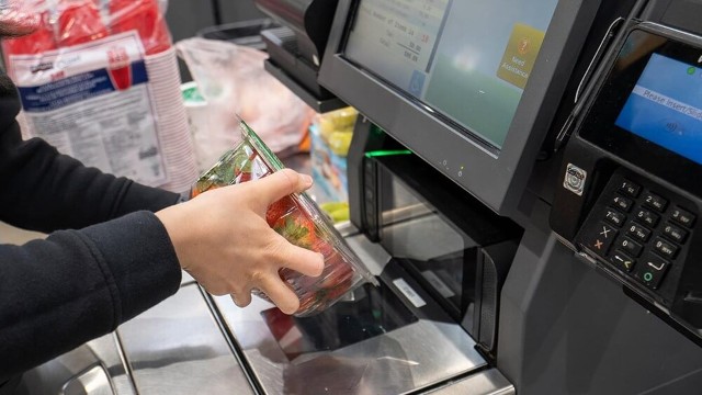 Unii comercianți renunță la casele de marcat automate și revin la casieri. Furturile și erorile le-au dat planurile de economisire peste cap