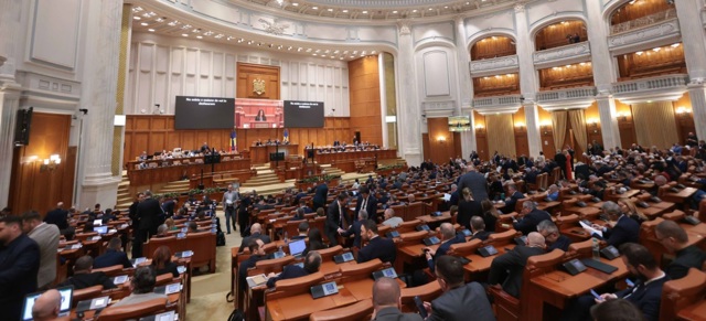 Au fost strânse semnăturile! Moțiunea de cenzură PSD-AUR împotriva Guvernului Bolojan, depusă marți la Parlament