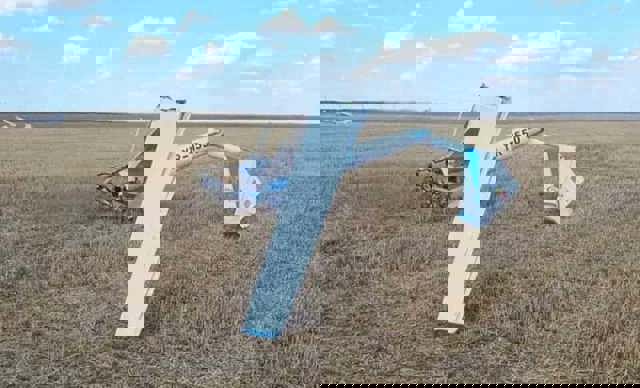 Un tânăr de 24 de ani a murit după ce s-a prăbușit cu planorul pe un câmp din Olt