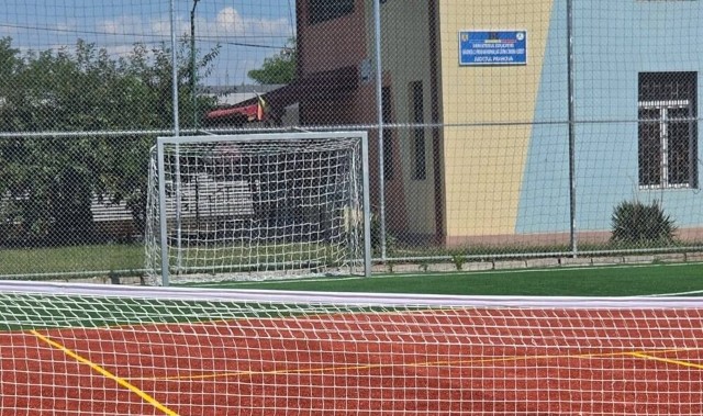 FOTO  📸 Cum arată noul teren de sport amenajat de autoritățile din Florești pentru școala din Călinești. Lucrările sunt gata!