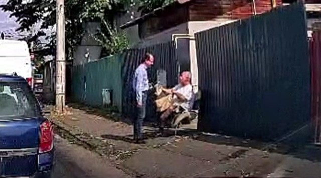 VIDEO 🎦 Un ploieștean s-a trezit cu gunoiul  în brațe și o amendă pentru mizeria din fața porții