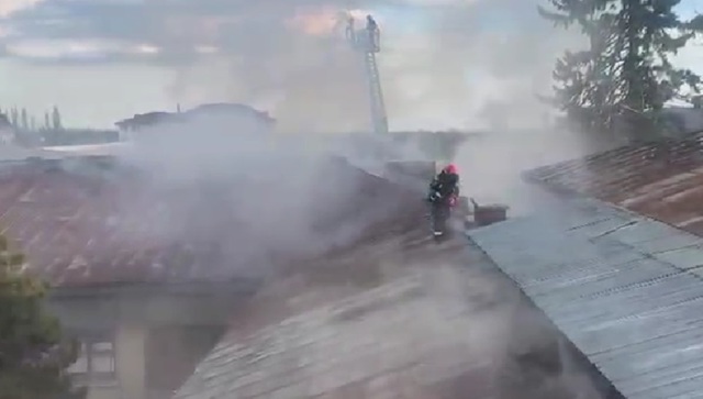 FOTO 📷 UPDATE: Alertă de incendiu la Câmpina, într-o clădire dezafectată a fostului Institut de Petrol și Gaze