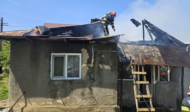 VIDEO 🎦 Incendiu într-o gospodărie din Bălțești, joi după-amiază. Intervin echipaje ISU din Lipănești și Vălenii de Munte