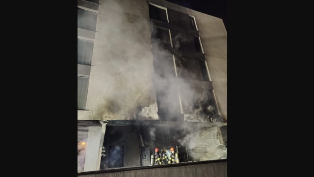 Apartamente avariate și un bloc întreg evacuat după un incendiu izbucnit de la o țigară aprinsă aruncată la ghenă