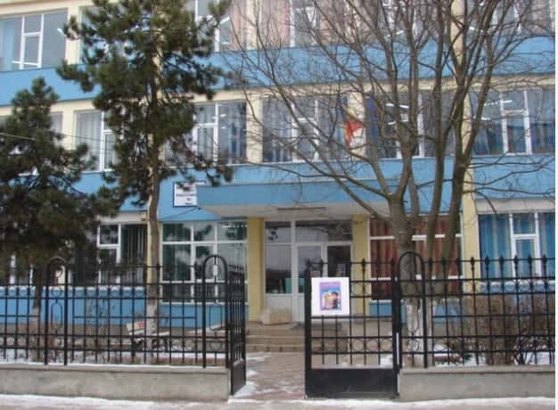 Un elev de 13 ani a sărit de la etajul unei școli din Mangalia după ce ar fi luat o notă mică
