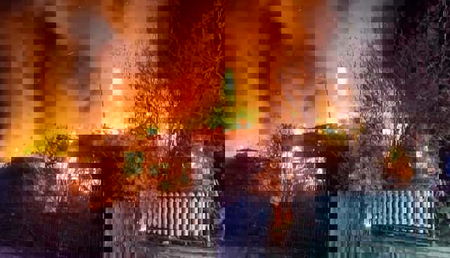 Intervenție dramatică la Căzănești. Două persoane ar fi surprinse într-o locuință cuprinsă de incendiu