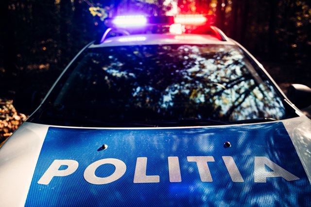 Un bărbat care a tras cu arma asupra familiei fostei iubite a fost găsit și reținut de polițiști