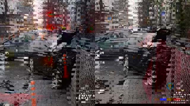 Două autoturisme implicate într-un accident rutier produs pe raza municipiului Târgoviște. O femeie a ajuns la spital