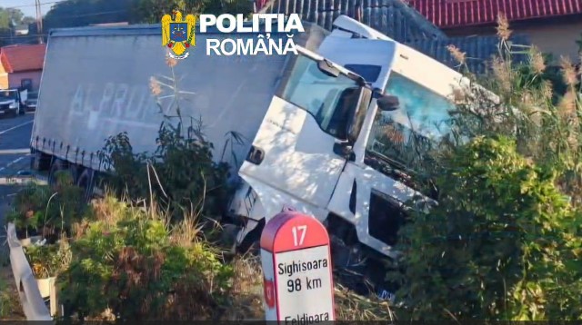 VIDEO 🎦 Incident care putea avea consecințe grave: două grinzi metalice din încărcătura unui camion s-a desprins și a “zburat” pe carosabil