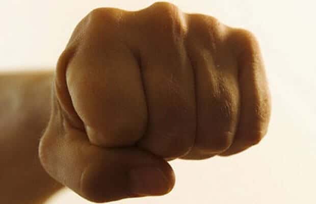 Un bărbat s-a ales cu dosar penal și ordin de protecție după ce și-a bătut mama și a distrus mai multe bunuri din locuință
